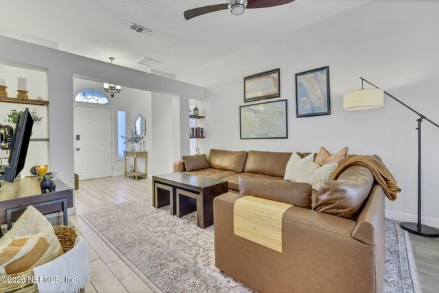 9204 CAMSHIRE Drive, Jacksonville, FL 32244