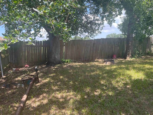 7301 Dogwood Dr, New Orleans, LA 70126