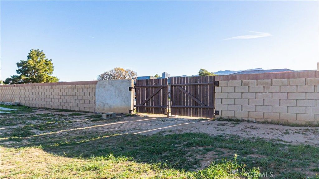 Image 32 of property listing at 22993 Eyota, Apple Valley, CA 92308