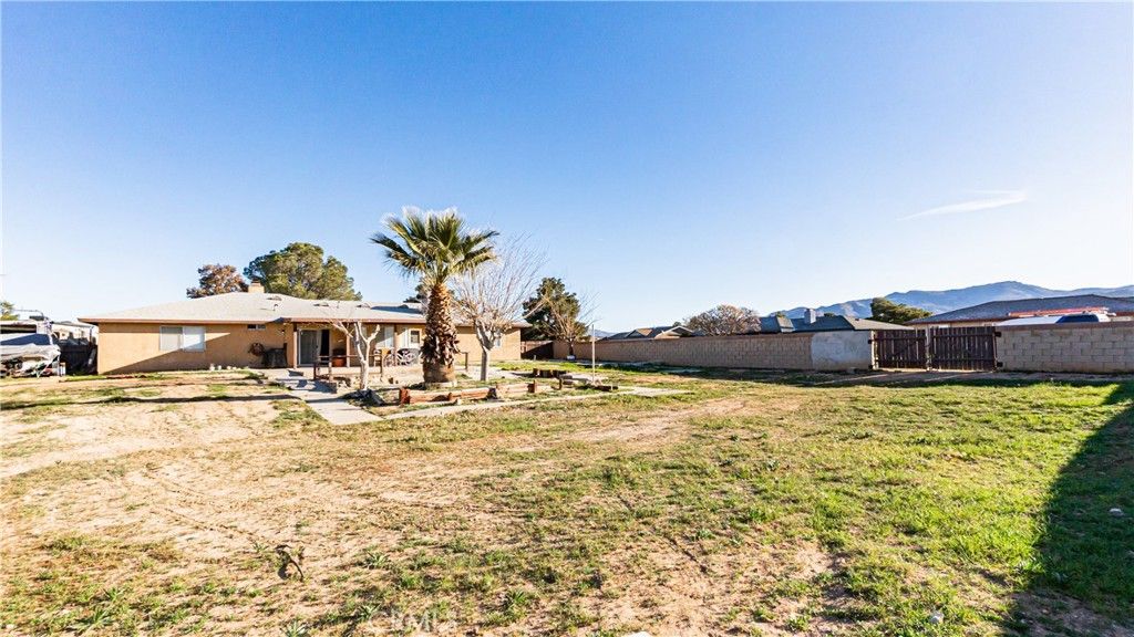 Image 33 of property listing at 22993 Eyota, Apple Valley, CA 92308