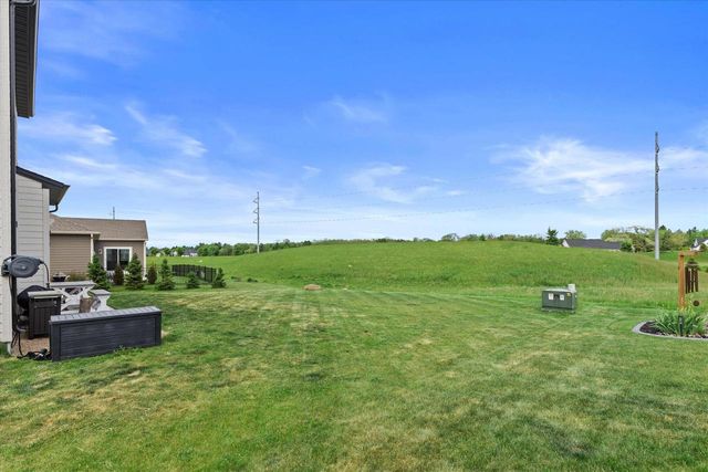 2906 Yahara DRIVE, Summit, WI 53066