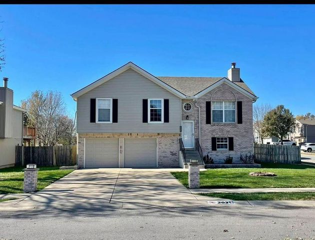 203 NW 112th Terrace, Kansas City, MO 64155