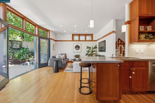 4908 Cochrane Ave, Oakland, CA 94618