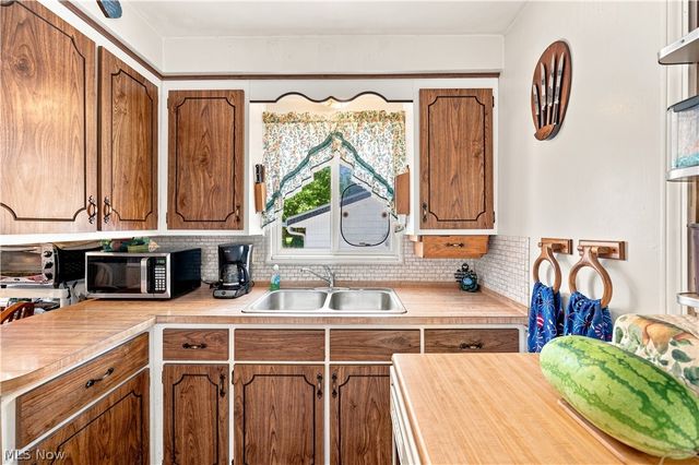 265 E 317th Street, Willowick, OH 44095