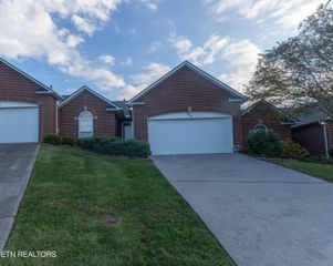 6800 Pemmbrooke Shire Lane, Knoxville, TN 37909