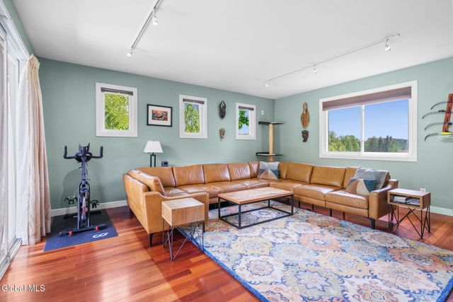 8 Fox Glove Court, North Greenbush, NY 12198