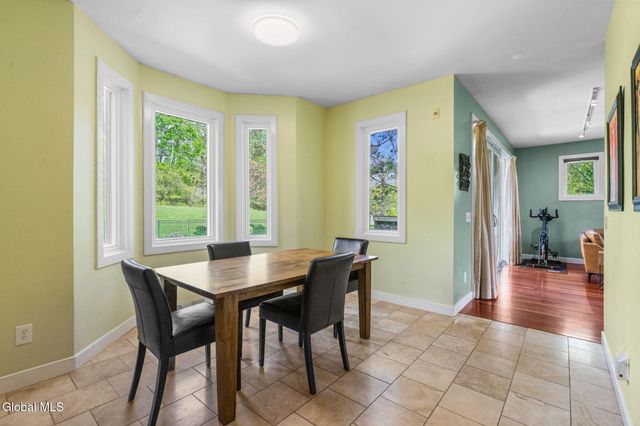 8 Fox Glove Court, North Greenbush, NY 12198