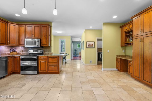 8 Fox Glove Court, North Greenbush, NY 12198