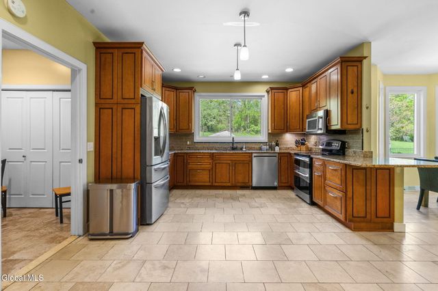 8 Fox Glove Court, North Greenbush, NY 12198