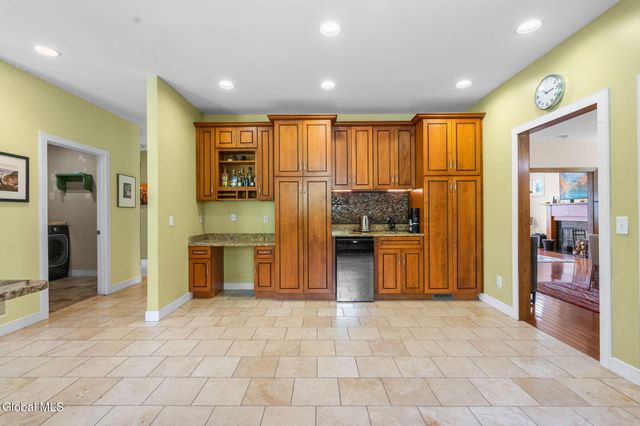 8 Fox Glove Court, North Greenbush, NY 12198