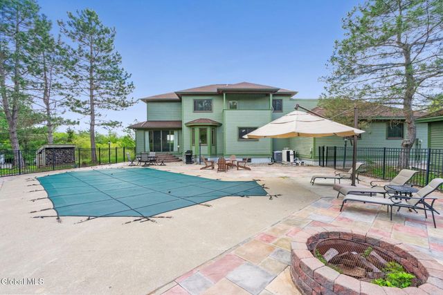 8 Fox Glove Court, North Greenbush, NY 12198