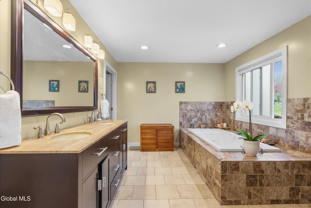 8 Fox Glove Court, North Greenbush, NY 12198