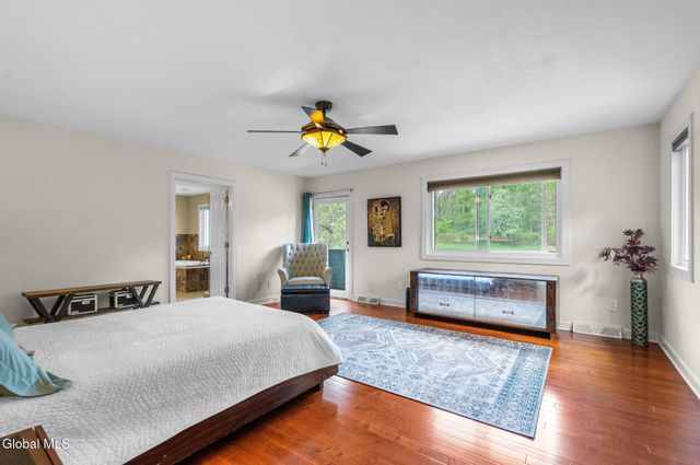 8 Fox Glove Court, North Greenbush, NY 12198