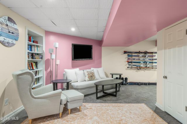 8 Fox Glove Court, North Greenbush, NY 12198