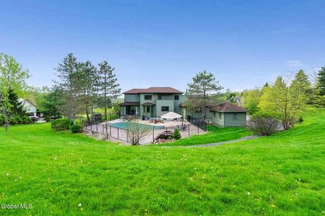 8 Fox Glove Court, North Greenbush, NY 12198