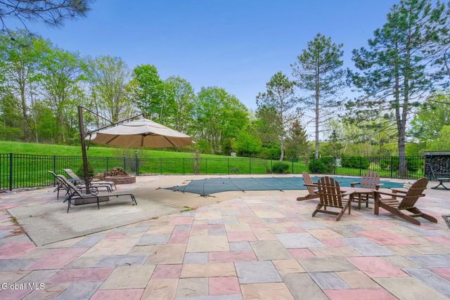8 Fox Glove Court, North Greenbush, NY 12198