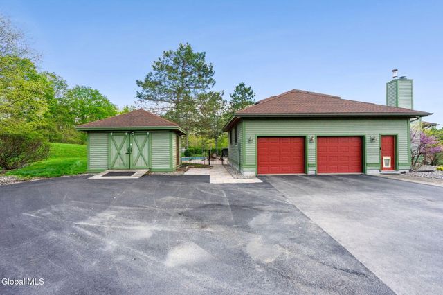 8 Fox Glove Court, North Greenbush, NY 12198