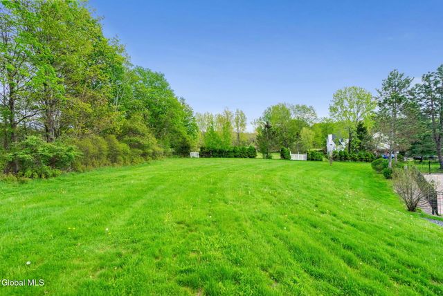8 Fox Glove Court, North Greenbush, NY 12198