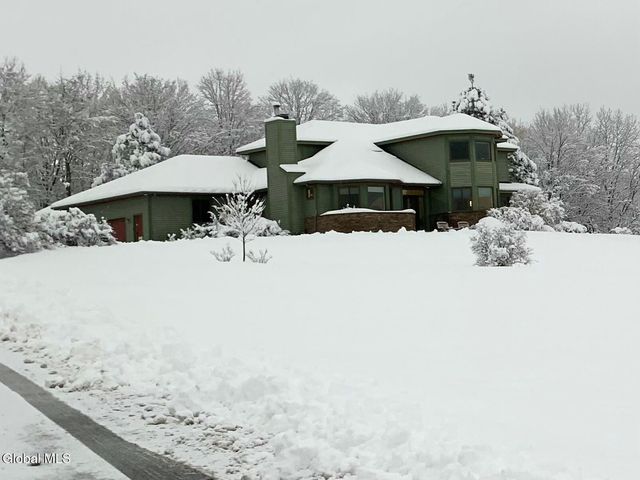 8 Fox Glove Court, North Greenbush, NY 12198
