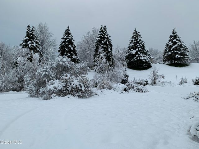 8 Fox Glove Court, North Greenbush, NY 12198