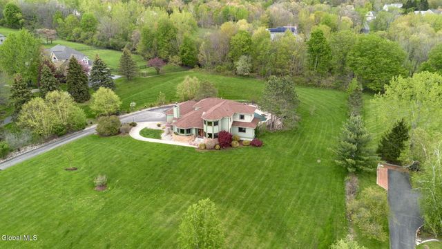8 Fox Glove Court, North Greenbush, NY 12198