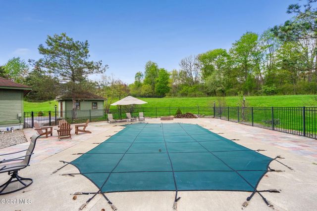 8 Fox Glove Court, North Greenbush, NY 12198
