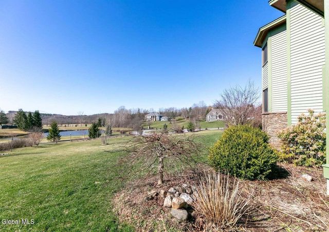 8 Fox Glove Court, North Greenbush, NY 12198