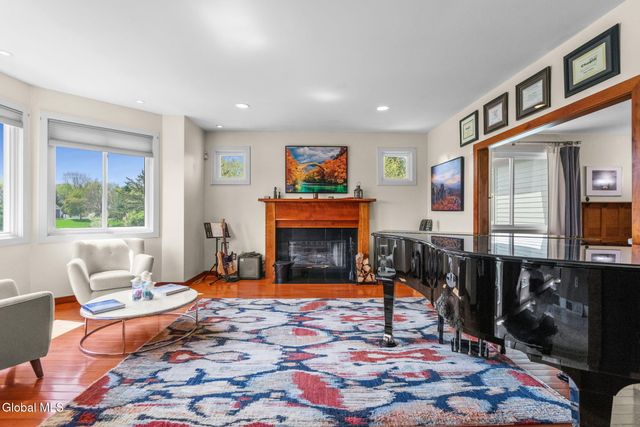 8 Fox Glove Court, North Greenbush, NY 12198
