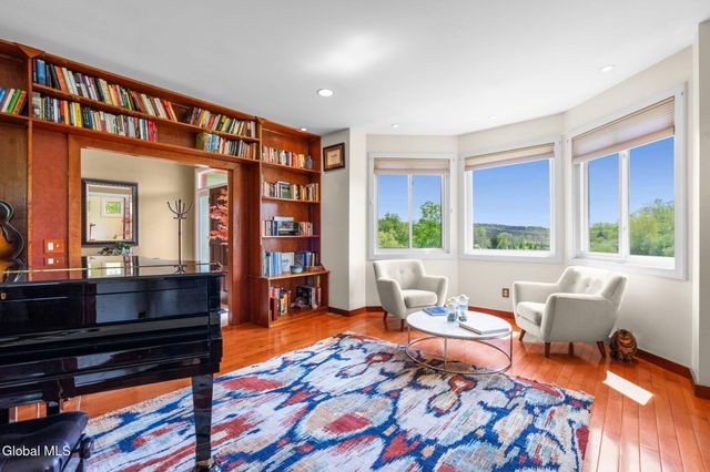 8 Fox Glove Court, North Greenbush, NY 12198