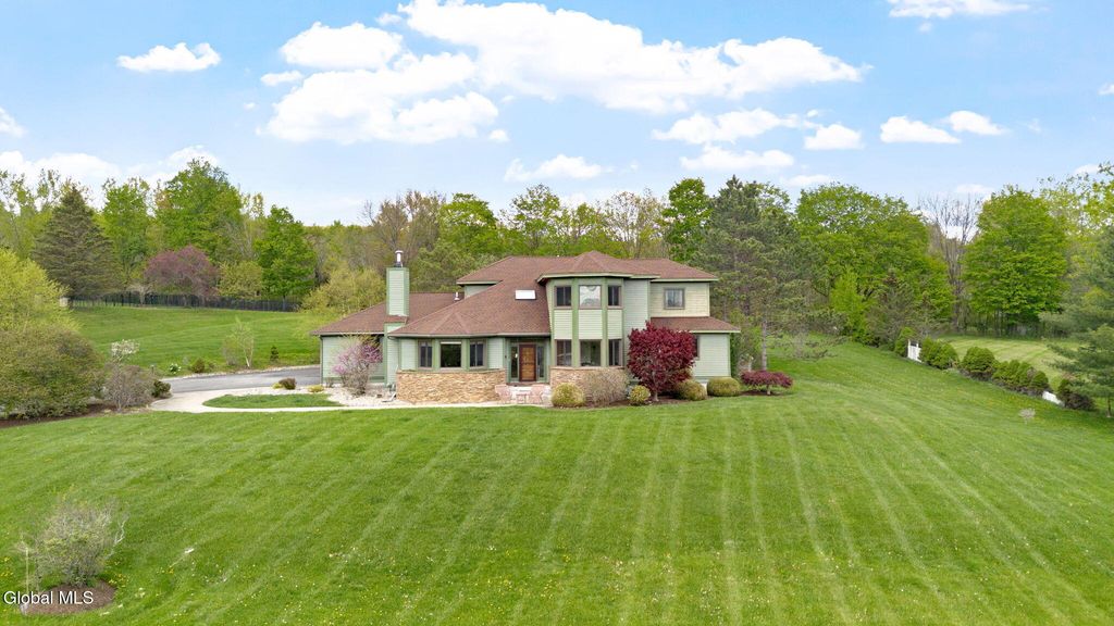 8 Fox Glove Court, North Greenbush, NY 12198