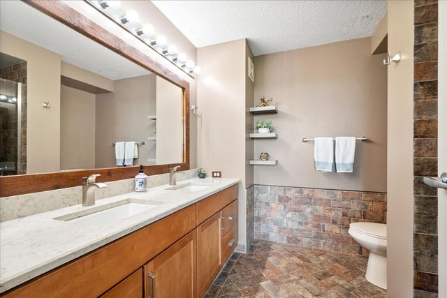 9655 Woods Drive 1006, Skokie, IL 60077