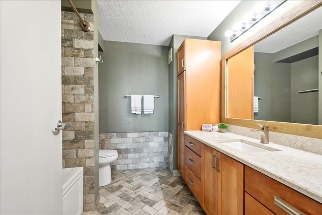 9655 Woods Drive 1006, Skokie, IL 60077
