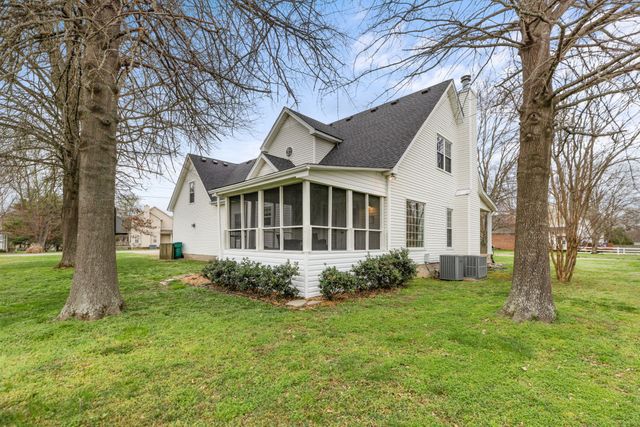 2996 Iroquois Dr, Thompsons Station, TN 37179