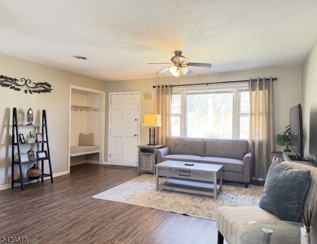 6 Pennsylvania Way, Hopatcong Boro, NJ 07843