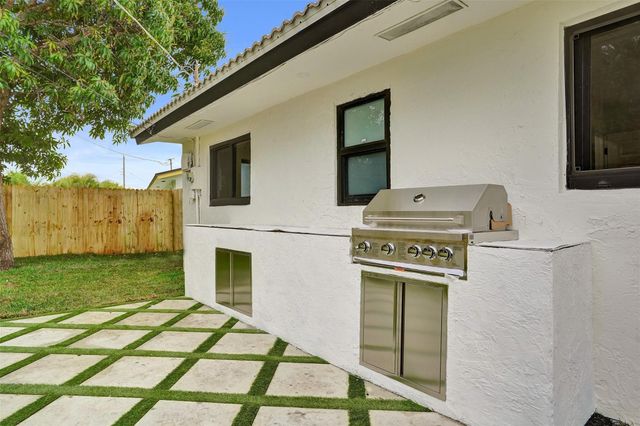 518 Linnet Circle, Delray Beach, FL 33444