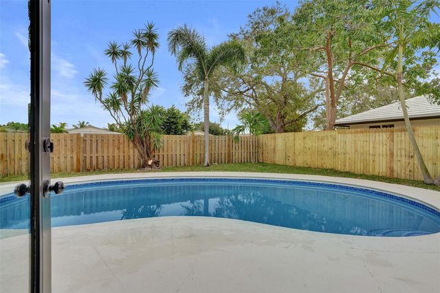 518 Linnet Circle, Delray Beach, FL 33444