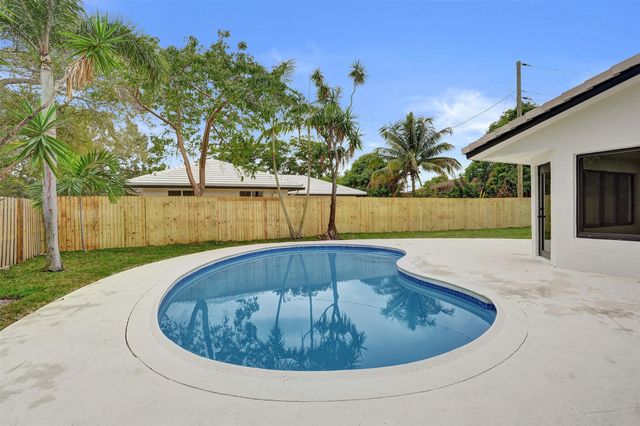 518 Linnet Circle, Delray Beach, FL 33444