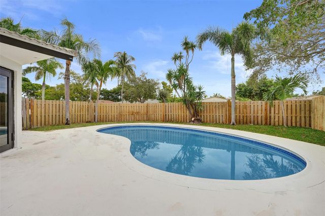 518 Linnet Circle, Delray Beach, FL 33444