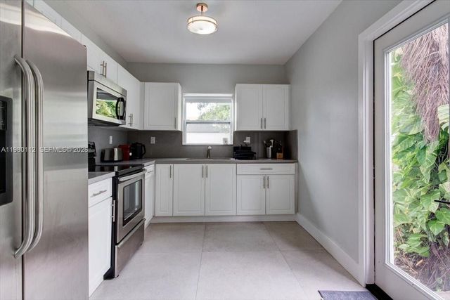 968 NE 80th St A, Miami, FL 33138