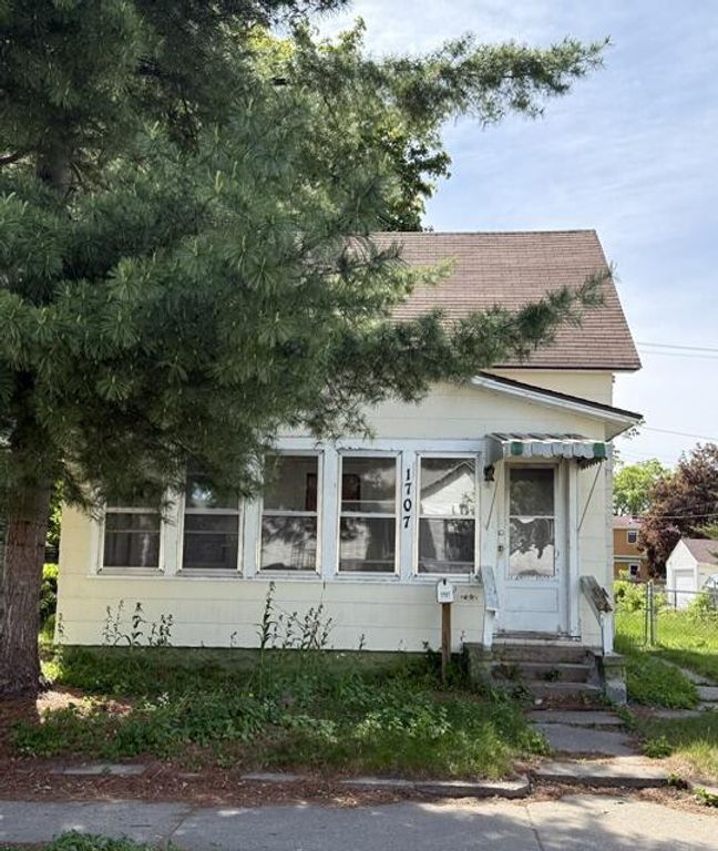 1707 Charles STREET, La Crosse, WI 54603