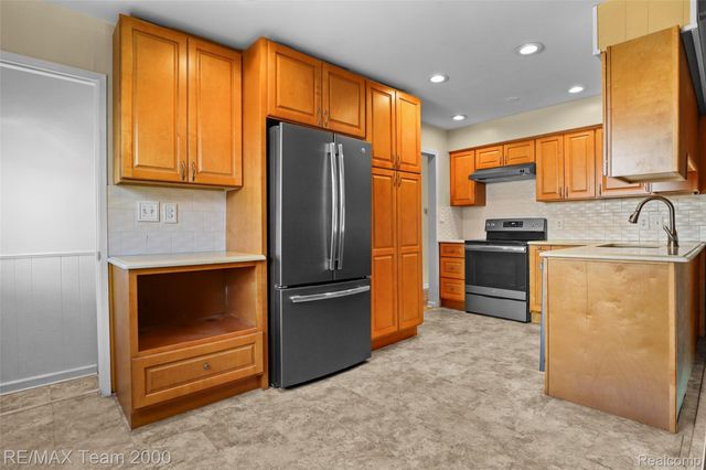 34931 Michelle Drive, Romulus, MI 48174