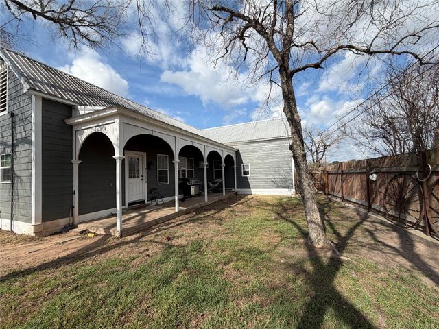 1094 N Von Minden Street, La Grange, TX 78945