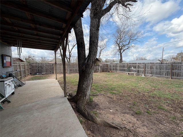 1094 N Von Minden Street, La Grange, TX 78945