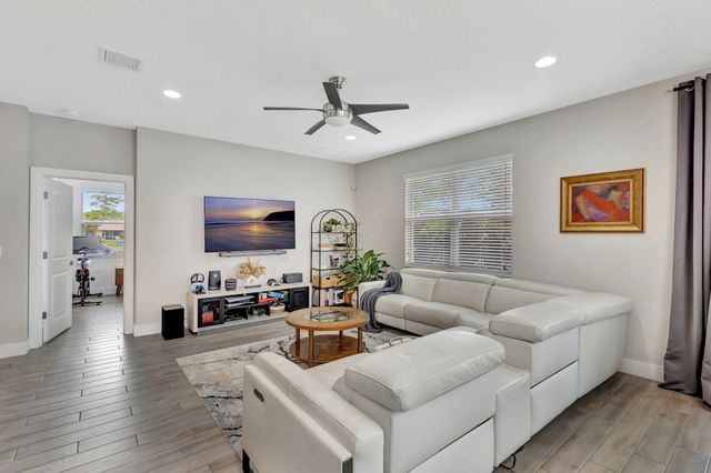 92 Palmetto Ln, Royal Palm Beach, FL 33411