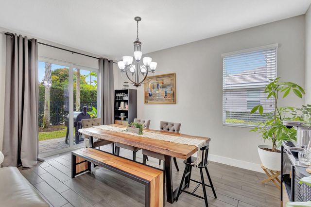 92 Palmetto Ln, Royal Palm Beach, FL 33411