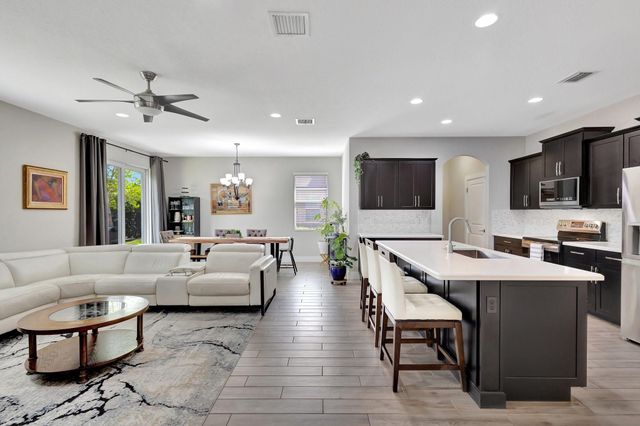 92 Palmetto Ln, Royal Palm Beach, FL 33411