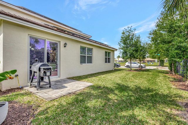 92 Palmetto Ln, Royal Palm Beach, FL 33411