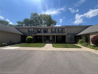31621 Green Meadow Lane, Warren, MI 48093
