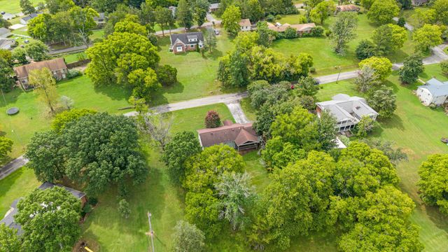 1833 Hillwood Dr, Fayetteville, TN 37334