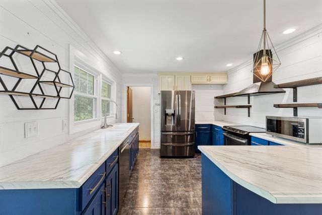 1833 Hillwood Dr, Fayetteville, TN 37334